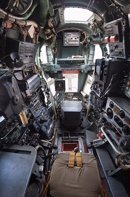 Bên trong phần mũi này có rất nhiều thiết bị máy móc.