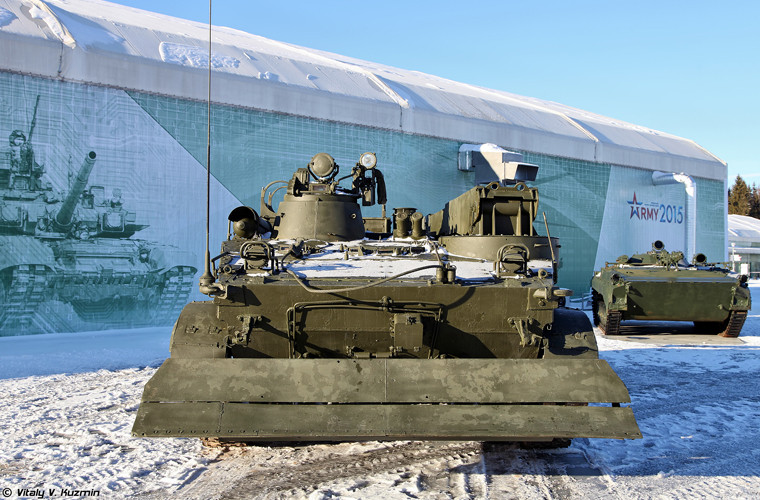 Trong ảnh là xe cứu hộ BREM-L được thiết kế với nhiệm vụ tương tự BREM-2 nhưng sử dụng khung gầm xe chiến đấu bộ binh BMP-3 thế hệ mới.