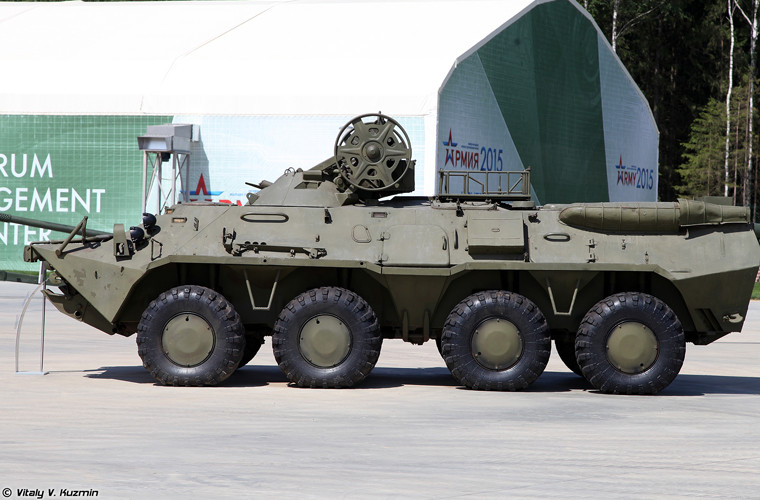 Trên xe có một cần cẩu nhỏ, hệ thống tời để cứu kéo các xe bọc thép gặp nạn.