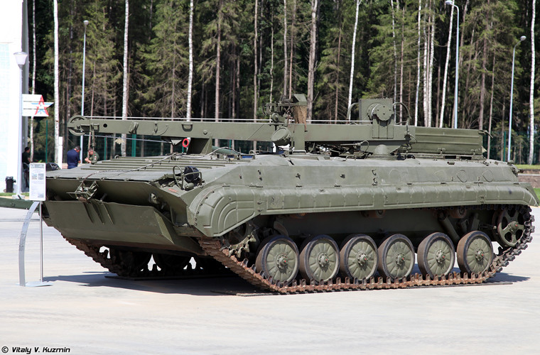 Hầu hết các xe cứu hộ - sửa chữa chiến trường trang bị cho công binh Nga đều được thiết kế trên khung gầm các loại xe bọc thép chiến đấu. Trong ảnh là xe sửa chữa - cứu hộ BREM-2 được thiết kế trên khung gầm xe chiến đấu bộ binh BMP-1.