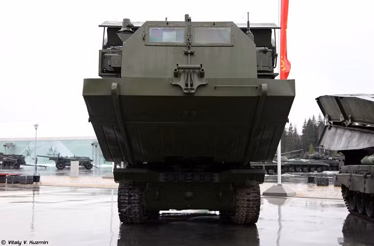 Ngoài xe bọc thép hỗ trợ kĩ thuật, công binh Nga còn sở hữu các hệ thống cầu cơ giới đa nhiệm, hiện đại và đồ sộ. Trong ảnh là xe bắc cầu có khả năng lội nước 561P.