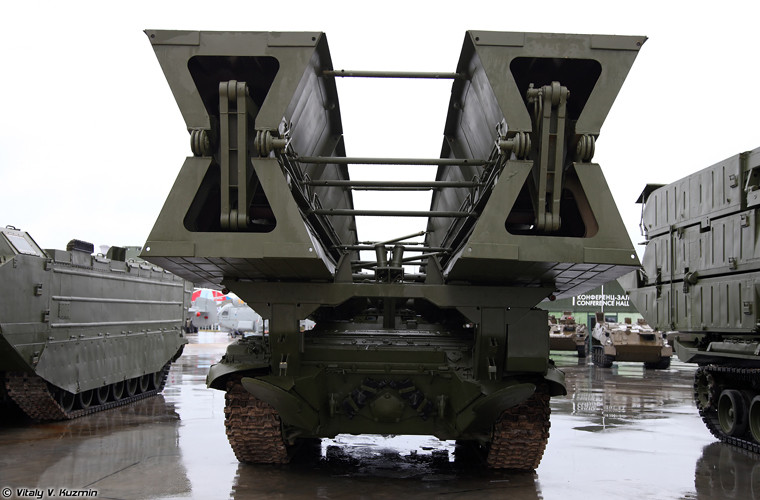 Trong ảnh là xe tăng bắc cầu MTU-90M được thiết kế trên khung gầm cơ sở xe tăng T-90 hiện đại.