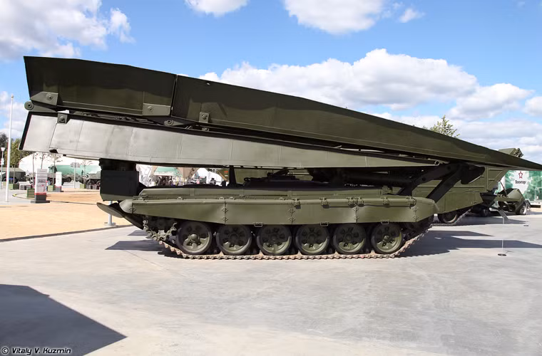 Với MTU-90M, công binh Nga có thể thiết lập một cây cầu dài tới 19m chỉ trong vài phút, tải trọng tới 60 tấn cho phép hầu hết các loại xe tăng, xe bọc thép có thể di chuyển vượt ngầm, khe hẹp, sông suối nhỏ... MTU-90M đã được chấp nhận trang bị trong Quân đội Nga từ năm 2013. 