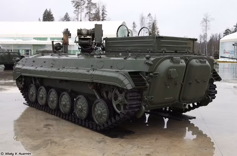 BREM-2 được gỡ bỏ tháp pháo và thay bằng các tấm giáp thép thường, trang bị cần cẩu, dây tời dài 200m, hỏa lực còn lại chỉ có một khẩu súng máy PKT và 6 ống phóng lựu đạn khói. BREM-2 được thiết kế cho nhiệm vụ chính là sửa chữa - cứu hộ xe chiến đấu bộ binh trong mọi điều kiện chiến trường.