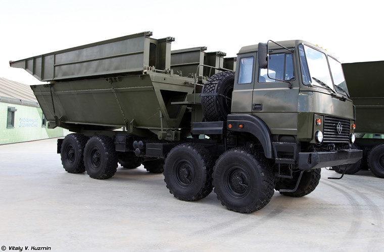 Một hệ thống cầu như vậy gồm rất nhiều thành phần từ xe cẩu, tới các xe chở đốt cầu phao, xuồng máy hỗ trợ và vô số trang bị kĩ thuật. Hiện QĐNDVN được trang bị hệ thống cầu phao PMP.