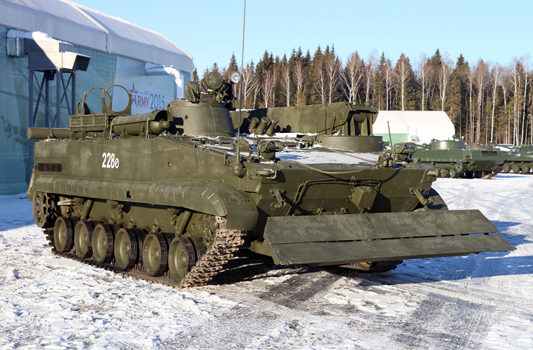 BREM-L được trang bị lưỡi ủi trước xe, cần cẩu, dây tời…