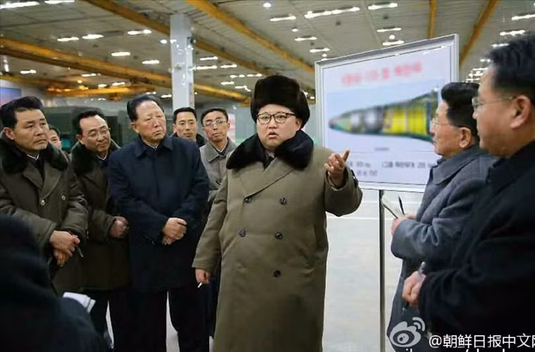 Trong bức ảnh này, tuy hình ảnh tấm bảng đằng sau được làm mờ nhưng vẫn có thể thấy được thiết bị hình cầu màu trắng nằm bên trong đầu đạn tên lửa. Khả năng rất cao đó chính là đầu đạn hạt nhân thu nhỏ của Triều Tiên.