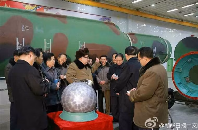 Trong bức ảnh được KCNA công bố mà mạng Sina (Trung Quốc) dẫn lại, nhà lãnh đạo Kim Jong-un đứng bên cạnh một thiết bị hình cầu được lấy từ phần đầu đạn của loại tên lửa rất lớn nằm ngay cạnh. Thiết bị hình cầu này có thể chính là đầu đạn hạt nhân thu nhỏ của Triều Tiên.