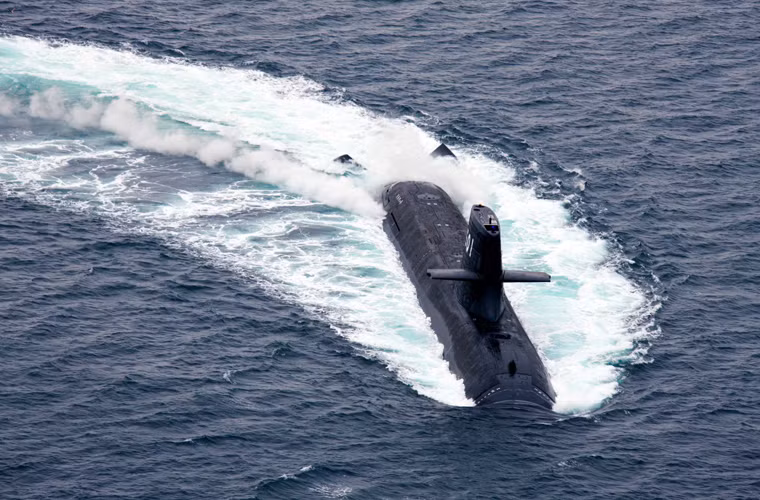 Soryu được trang bị hai động cơ diesel - điện Kawasaki 12V 25/25 và 4 động cơ Stirling V4-275R cho phép tàu hoạt động với tốc độ đến 20 hải lý/h dưới mặt nước, tầm hoạt động hơn 10.000km. lặn sâu đến 500m.