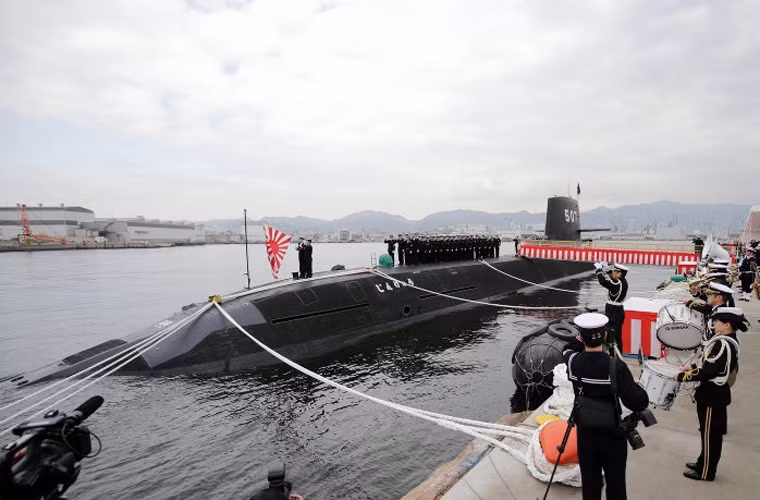 Tàu ngầm Jinryu được khởi đóng tháng 2/2012, hạ thủy tháng 10/2014.