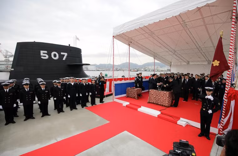 Chiếc tàu ngầm động cơ diesel-điện lớp Soryu này được đặt tên là Jinryu (phiên hiệu 507) là chiếc thứ 4 được chế tạo bởi MHI (ba chiếc còn lại do nhà thầu khác thực hiện).