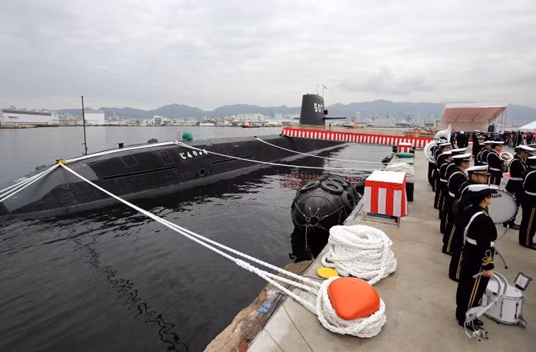 Trước đó, vào tháng 3/2015, Nhật Bản đã đưa vào trang bị chiếc thứ 6 lớp Soryu mang tên Kokuryu số hiệu 506. Theo một số nguồn tin, JMSDF có kế hoạch trang bị 11 chiếc tàu ngầm lớp Soryu từ nay tới năm 2020.