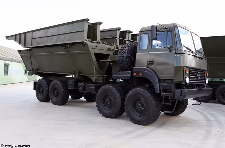 Một hệ thống cầu như vậy gồm rất nhiều thành phần từ xe cẩu, tới các xe chở đốt cầu phao, xuồng máy hỗ trợ và vô số trang bị kĩ thuật. Hiện QĐNDVN được trang bị hệ thống cầu phao PMP.