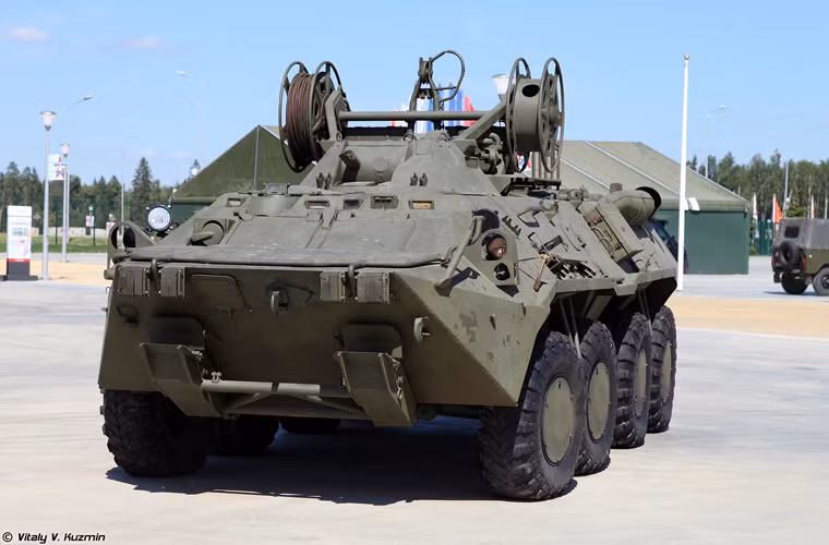 Trong ảnh là xe sửa chữa cứu hộ BREM-K được thiết kế trên khung gầm xe bọc thép BTR-80.