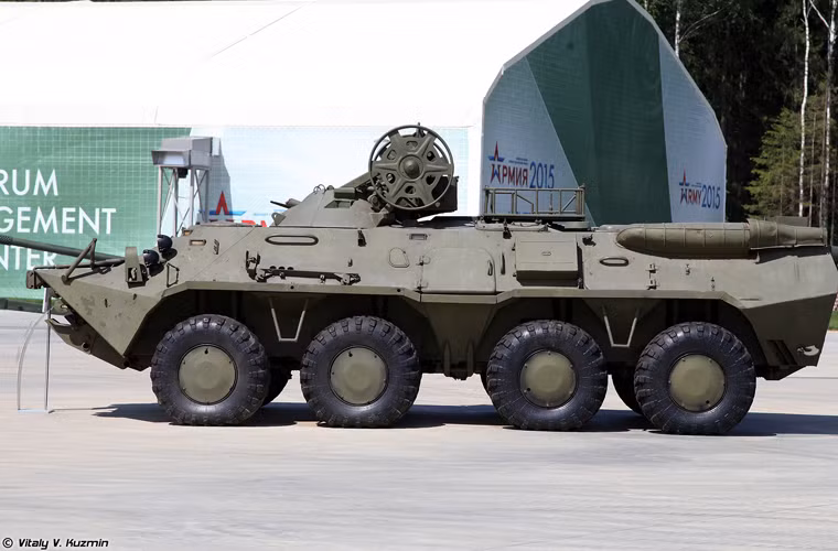 Trên xe có một cần cẩu nhỏ, hệ thống tời để cứu kéo các xe bọc thép gặp nạn.