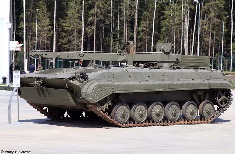 Hầu hết các xe cứu hộ - sửa chữa chiến trường trang bị cho công binh Nga đều được thiết kế trên khung gầm các loại xe bọc thép chiến đấu. Trong ảnh là xe sửa chữa - cứu hộ BREM-2 được thiết kế trên khung gầm xe chiến đấu bộ binh BMP-1.