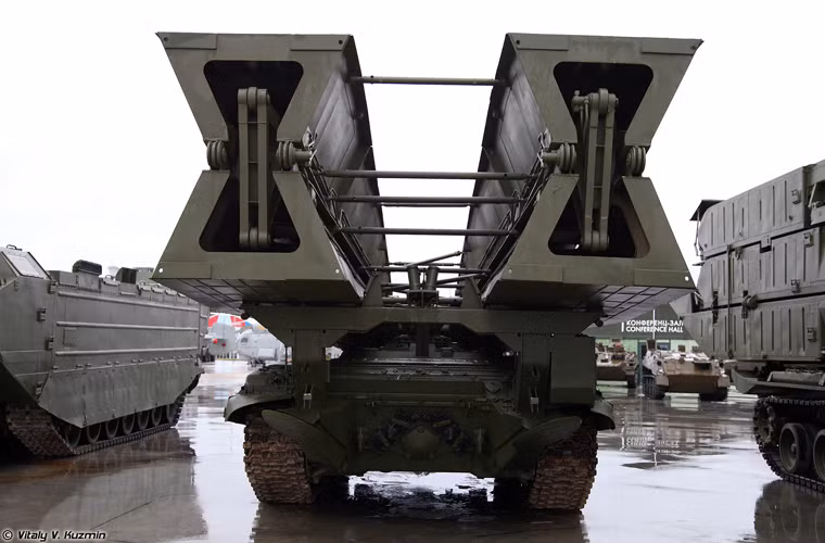 Trong ảnh là xe tăng bắc cầu MTU-90M được thiết kế trên khung gầm cơ sở xe tăng T-90 hiện đại.