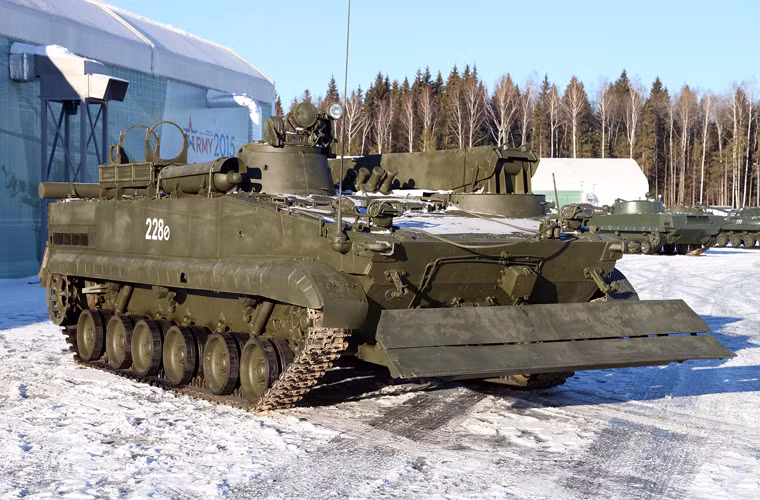 BREM-L được trang bị lưỡi ủi trước xe, cần cẩu, dây tời…