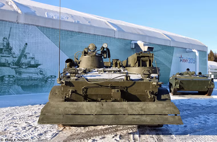 Trong ảnh là xe cứu hộ BREM-L được thiết kế với nhiệm vụ tương tự BREM-2 nhưng sử dụng khung gầm xe chiến đấu bộ binh BMP-3 thế hệ mới.