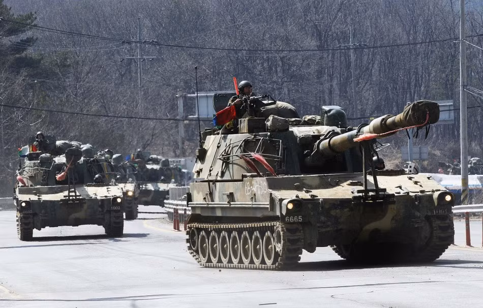 Đội hình lựu pháo tự hành K55 của Lục quân Hàn Quốc vốn được phát triển trên cơ sở pháo M109 Paladin Mỹ.