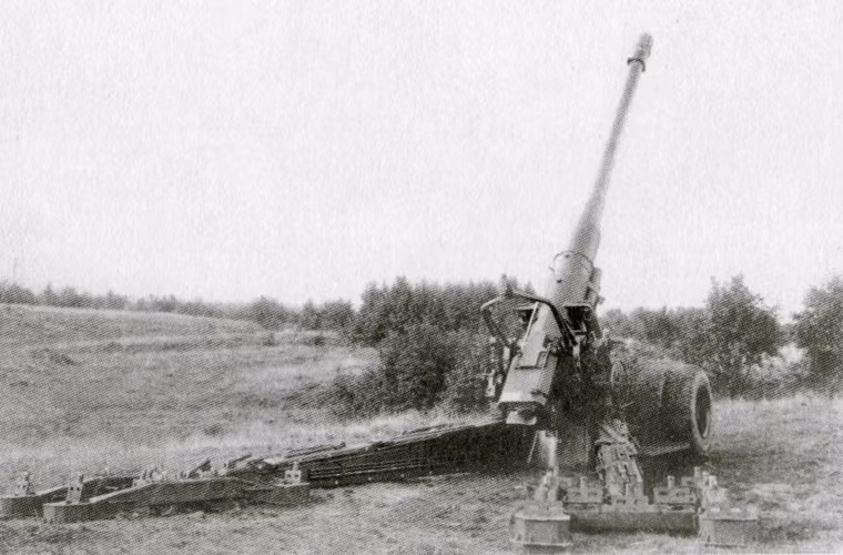 S-23 có trọng lượng rất lớn, lên tới 21,45 tấn, dài 10,48m, bề rộng 2,99m, cao 2,62m. Pháo được bố cục theo truyền thống với khung hai càng và trong trạng thái chiến đấu, bánh trước được tách.