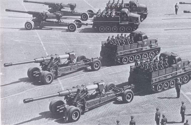 Đại pháo S-23 180mm được xuất khẩu sang Syria vào khoảng cuối những năm 1960 với số lượng ước chừng 12 khẩu. Hiện nay, các con số của quốc tế cho rằng Quân đội Syria vẫn còn giữ lại trong biên chế 10 khẩu. Ảnh: S-23 được giới thiệu công khai trong một cuộc duyệt binh của Hồng quân Liên Xô những năm 1960, nó được kéo bởi các xe xích AT-T (tốc độ trên đường nhựa khoảng 35km/h).