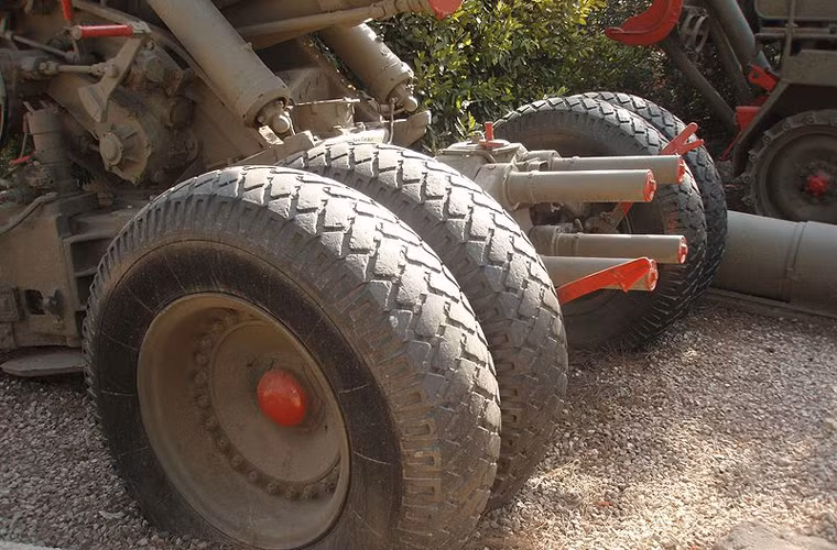 Toàn bộ bánh pháo có lò xo xoắn, nhờ đó, pháo có thể được kéo bằng thiết bị kéo pháo bánh xích AT-T trên đường nhựa với tốc độ 35km, còn khu vực không ghồ ghề 12km/h.