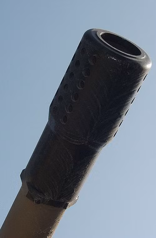 Với những viên đạn nặng gần 100kg, hầu hết các thiết bị phải vận hành bằng sức người, cho nên không lạ khi S-23 180mm chỉ đạt tốc độ bắn 0,5-1 phát/phút. Nhưng sức công phá mỗi viên đạn là không hề nhỏ nhất là khi vài chục khẩu cùng nhả đạn một lúc. Ảnh: Đầu nòng pháo lắp loa giảm giật.