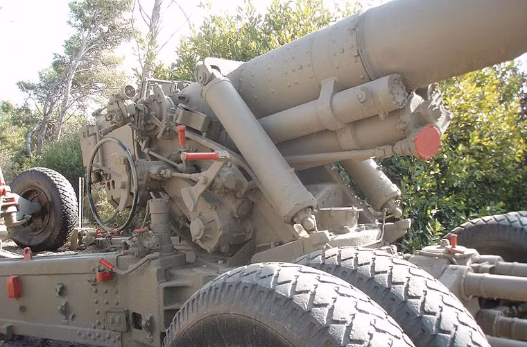 Pháo được bắn với sự sử dụng thước ngắm cơ khí S-85 với thước ngắm toàn cảnh pháo binh PG-1M và thước ngắm MBShP dẫn bắn trực xạ.