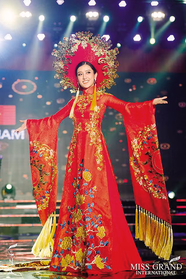 NTK len tieng vu ao dai cua Huyen My bi cho giong trang phuc TQ