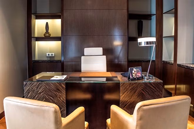 Căn phòng Presidential Suite (phòng Tổng thống) có tổng diện tích lên tới 320 m2. Bên trong có 8 phòng riêng biệt khác nhau, 3 tivi lớn màn hình 47 inch cùng hệ thống âm thanh hiện đại. Riêng phòng khách đã chiếm trọn gần một nửa tổng diện tích sử dụng chung. Ảnh: Vietnam+.