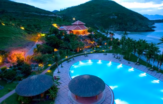  8. Furama Phòng có giá thấp nhất cũng đến 180 USD/đêm, khách sạn resort 5 sao Furama Đà Nẵng chiếm vị trí thứ 4 trong top 10 khách sạn đắt nhất VN. Cách Đà Nẵng 5 phút lái xe, đây là khách sạn 5 sao duy nhất toạ lạc trên bãi biển Non Nước cát trắng, nước trong xanh. Khu nghỉ dưỡng Furama có 198 phòng sang trọng, thiết kế và trang trí theo kiến trúc Pháp. Phòng VIP – Ocean suit nhìn ra biển Đà Nẵng có giá đến 600 USD/đêm. Ảnh: khachsan.dulichvietnam.com.vn.