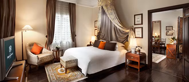 Trong không gian gần 200m², Imperial Suite được thiết kế đồng bộ với 2 gam màu trắng và đỏ ấn tượng. 3 màn hình phẳng cỡ lớn được bố trí ở phòng khách lớn, phòng ngủ và phòng tắm. Căn phòng ngủ được bố trí thuận tiện, tinh tế ngay liền kề phòng tắm, qua tấm gương trong vắt, biến ảo. Ảnh: Internet.