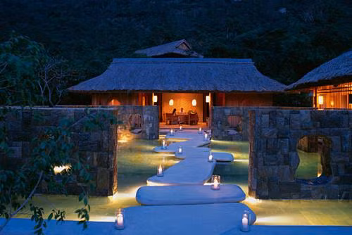  5. Evason Hideaway Khách sạn Evason Hideway có 54 villa nằm bên những con đường lát đá, san hô, những bãi biển đẹp, nước xanh cát trắng và núi non hùng vĩ. Khung cảnh thiên nhiên tuyệt đẹp phù hợp cho những kỳ nghỉ ngắn và dài ngày. Giá phòng thấp nhất tại khách sạn (Beach Pool Villas): 455 USD/đêm và đắt nhất là President Villas: 1.700 USD/đêm. Ảnh: khachsan.dulichvietnam.com.vn.