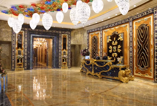  1. Times Square Sài Gòn Theo thông tin từ News Zing, President Suite là phòng khách sạn xa xỉ nhất trong dãy phòng tiêu chuẩn nguyên thủ quốc gia nằm tại tầng 38,39 của toà nhà Times Square (Sài Gòn) tại đường Nguyễn Huệ, quận 1, TP HCM. Ảnh: Zing.