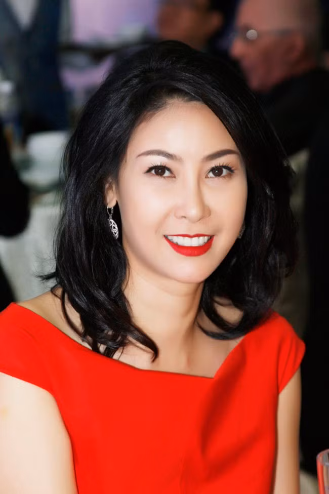 Hiện hoa hậu Hà Kiều Anh cùng gia đình đang sống trong một căn biệt thự vườn rộng 500m2, tọa lạc ở khu biệt thự quận 2 đường Lương Định Của, TP HCM. Theo giới chuyên gia, giá trị căn biệt thự lộng lẫy này lên tới 400 tỷ đồng, tương đương 20 triệu USD. Ảnh: Khoevadep.