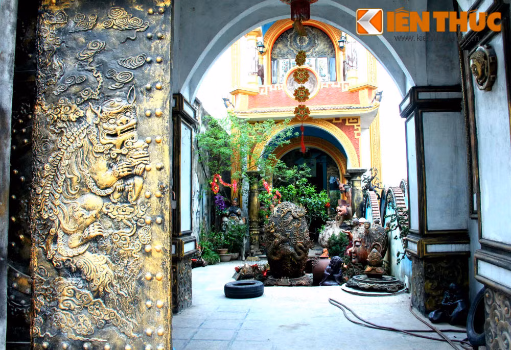 Và để có được ngôi nhà đặc biệt này anh đã phải tiêu tốn gần 5 tỷ đồng, đó là chưa kể những tác phẩm nghệ thuật mà anh Tưởng đang trưng bày tại đây.