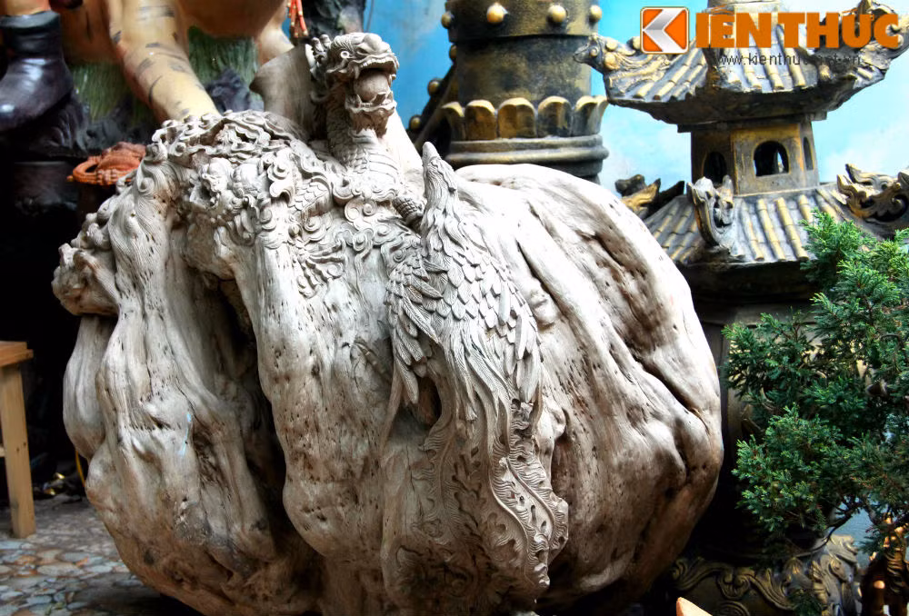 Cùng với các kiến thức về phong thủy kết hợp với kiến trúc Tây Âu và nghệ thuật mỹ thuật đương đại thế giới anh đã tạo nên tác phẩm lớn chính là ngôi nhà này.