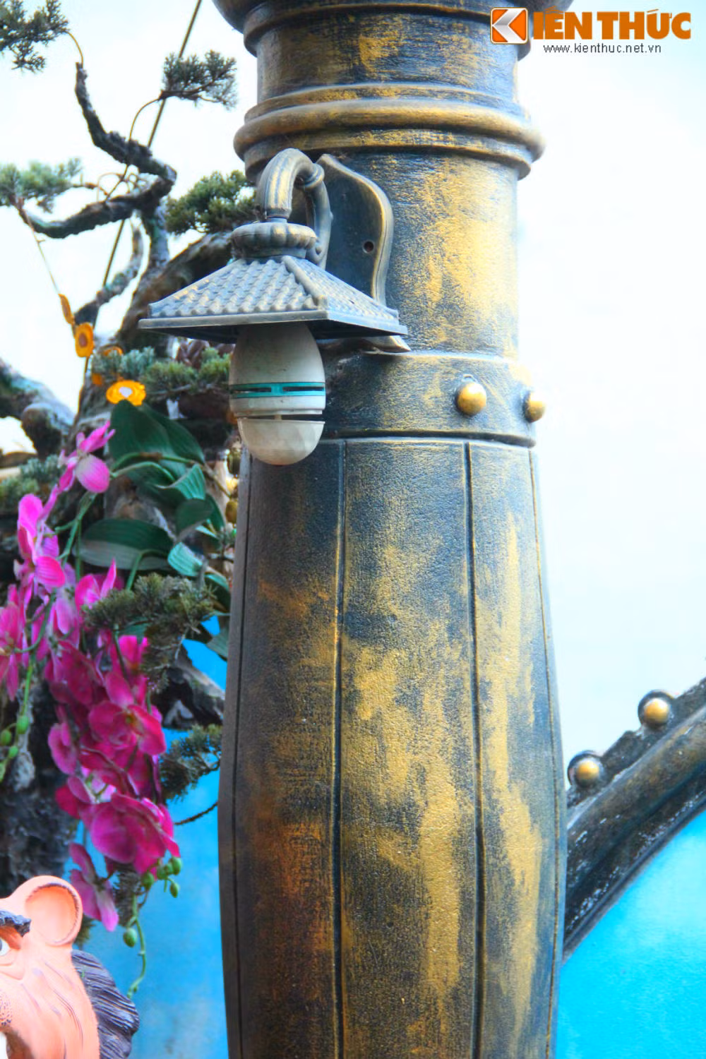 Trao đổi với Kiến Thức, mẹ anh tưởng cho biết những tác phẩm của con trai bà không chỉ là những đồ vật trang trí mà nó còn có ý nghĩa tâm linh.