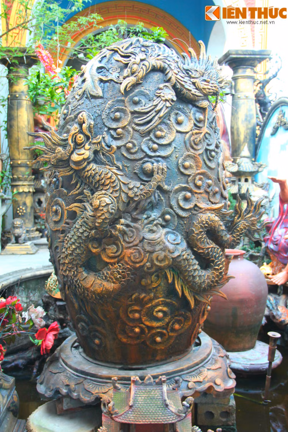 Quả trứng rồng - một tác phẩm điêu khắc được anh Tưởng mang đi tham gia các triển lãm Mỹ thuật trong nước và quốc tế.