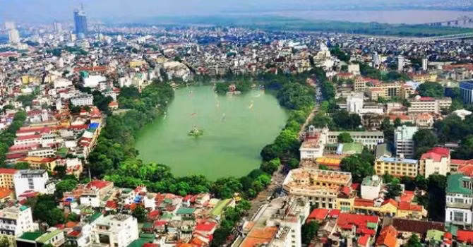 Giá đất ở thuộc địa bàn Hà Nội giai đoạn 2015 - 2019 được quy định dựa trên Quyết định số 96 năm 2014 của UBND TP. Hà Nội. Theo đó, các quận trung tâm như Hoàn Kiếm, Ba Đình, Đống Đa, Hai Bà Trưng có giá đất ở thuộc top cao nhất. Nhiều tuyến phố có giá đất ở vượt ngưỡng 100 triệu đồng/m2. 