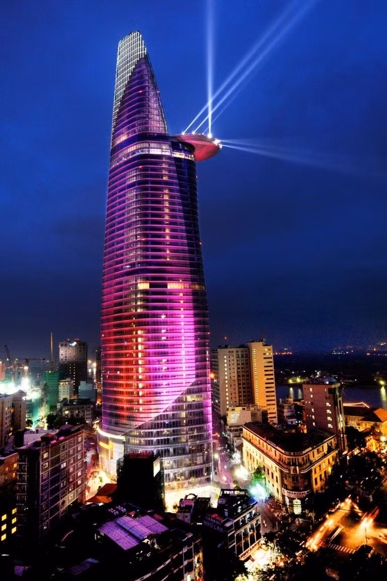 Với thiết kế bằng kính ấn tượng cộng thêm khu đỗ trực thăng, tháp Bitexco là tòa nhà cao nhất TP HCM và xếp thứ ba Việt Nam với 119.000 m2 sàn sử dụng, cung cấp 37.000 m2 cho khu vực văn phòng, hơn 8.000 m2 cho khu vực thương mại từ tầng 1 đến tầng 6. Bitexco có khu ẩm thực 600 m2 tại tầng 50 và một nhà hàng cao cấp trên tầng 51. Đặc biệt, tòa tháp có một khu vực rộng 300 m2 trên tầng 52 dành cho doanh nhân. Ảnh: Sưu tầm/mytour.vn.