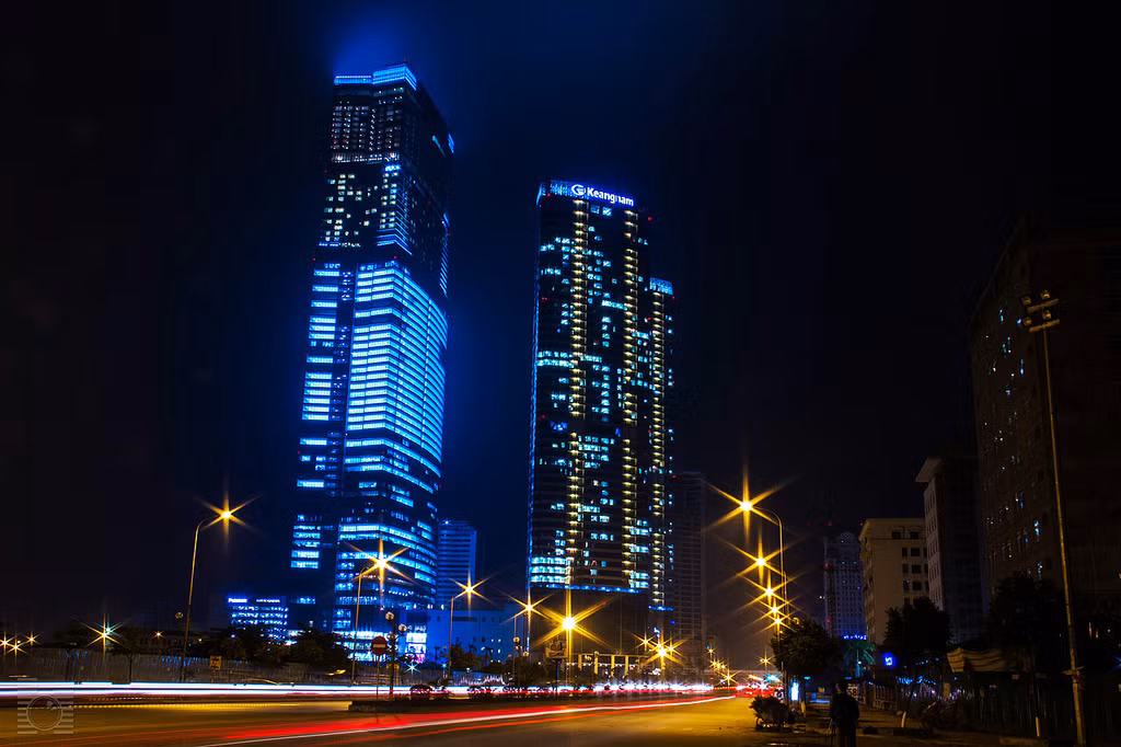 4. Keangnam Hanoi Landmark Tower Tại khu vực Hà Nội, tòa cao ốc nổi trội về đêm phải kể đến Keangnam Hanoi Landmark Tower - khu phức hợp khách sạn - văn phòng - căn hộ - trung tâm thương mại được đầu tư xây dựng tại đường Phạm Hùng, Từ Liêm, Hà Nội. Tòa tháp hoàn tất xây dựng vào tháng 3/2011. Trong thời điểm khánh thành, tòa nhà này được coi là cao nhất Việt Nam. Ảnh: flickr.com.