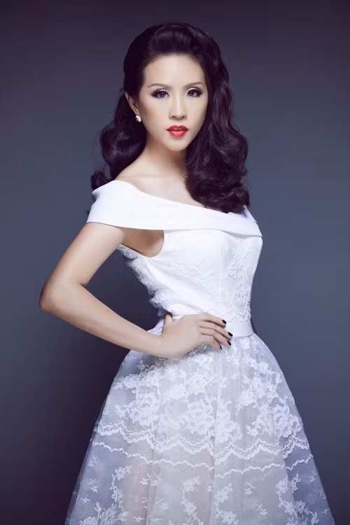  5. Hoa hậu Thu Hoài Theo thông tin trên Dân Việt, bước sang tuổi 40, hoa hậu Thu Hoài đã có khối tài sản khiến nhiều người ngưỡng mộ. Mới đây, hoa hậu hậu quý bà Việt Nam Thu Hoài đã thể hiện đẳng cấp, độ giàu có bằng việc sắm cho mình một chiếc xe Limousine vô cùng sang trọng. Ảnh: Khoevadep. 