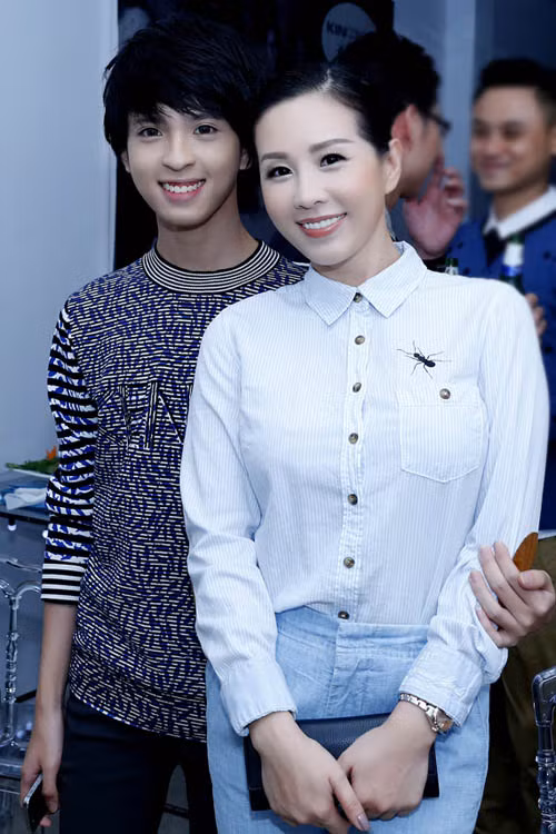 Bên cạnh đó, mỗi lần xuất hiện trước công chúng, hoa hậu Thu Hoài vẫn luôn biết thể hiện đẳng cấp của mình bằng những món đồ hiệu có giá trị lớn. Như cô từng đeo một bộ trang sức trị giá tới 7 tỷ đồng cùng chiếc đồng hồ Piaget có giá vài trăm nghìn USD đến dự một bữa tiệc... Ảnh: phununews.vn.