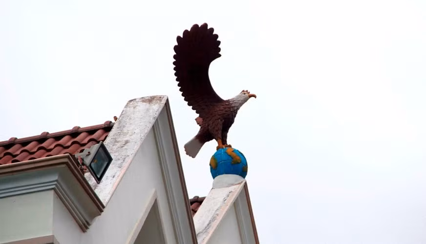 Công trình nhà của bà Tuất được xây dựng từ năm 2012, diện tích hơn 174m2, nhà chòi lục giác xây dựng từ năm 2011 diện tích 19m2, ngoài ra còn có hồ bơi diện tích hơn 153m2 và hồ cá diện tích 80m2… Theo Nghị định 102/2014/NĐ-CP của Chính phủ về xử phạt vi phạm hành chính trong lĩnh vực đất đai, thời hạn xử phạt hành chính bà Tuất đã hết nên UBND phường chỉ buộc bà Tuất phải tháo dỡ công trình vi phạm trước ngày 25/3/2017 và nếu không tháo dỡ thì phường sẽ cưỡng chế, giải tỏa. Ảnh: Zing.