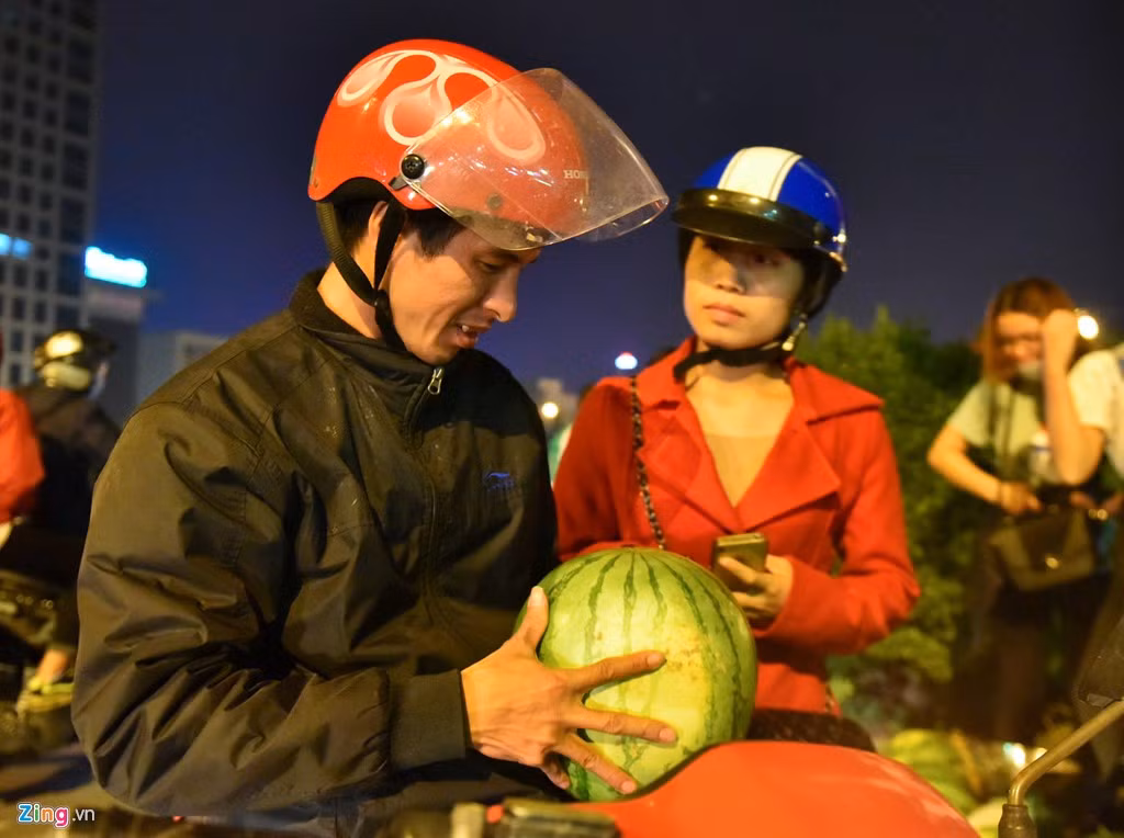 Anh Nguyễn Quang Minh và vợ mua quả dưa 6 kg. Anh cho biết mình đã đọc nhiều thông tin về việc dưa rớt giá gây khó khăn cho bà con Quảng Ngãi nên mua ủng hộ. Hai vợ chồng sẽ đem chia cho anh em, hàng xóm.