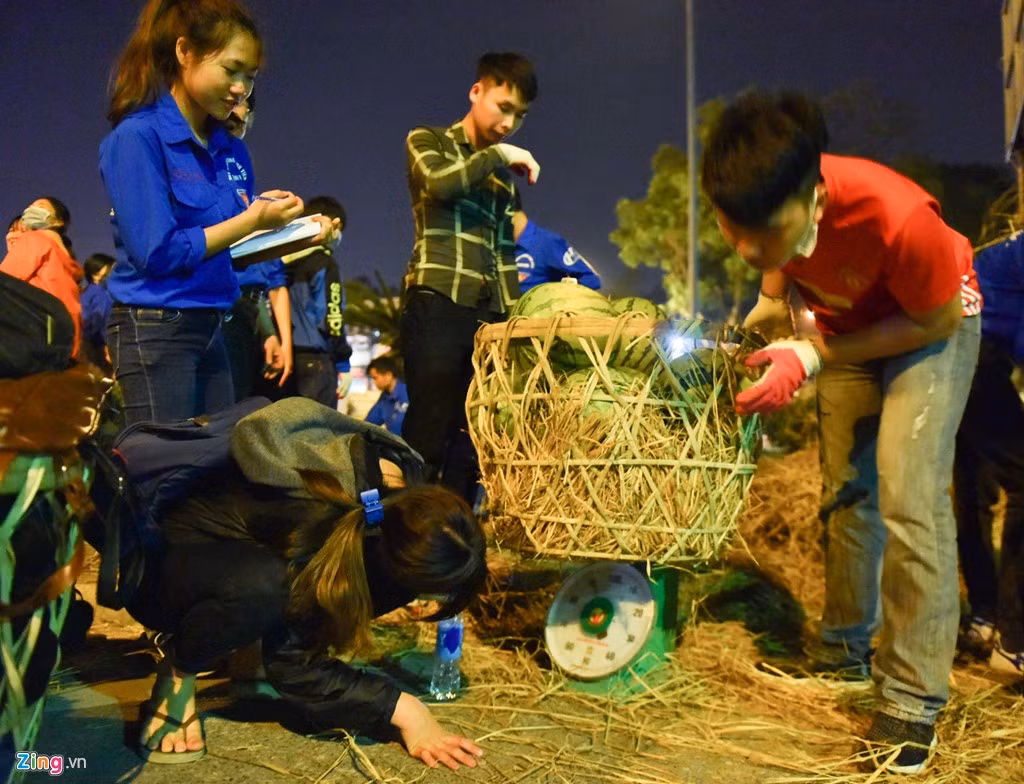 Dưa hấu là loại hoa quả dễ hư hỏng, hao ngót, dập, nát trong quá trình vận chuyển, chỉ cần dính một chút nước mưa là cả quả dưa sẽ bị thối.