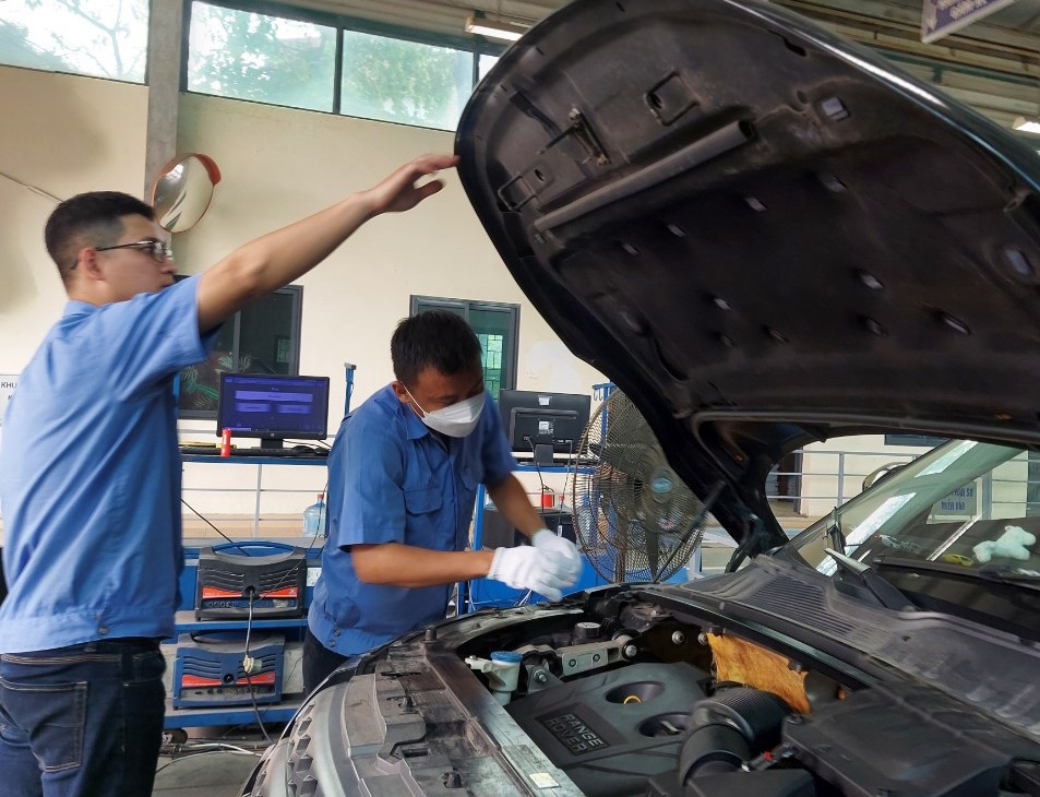 Co so bao duong duoc kiem dinh oto, dang kiem vien khong can bang dai hoc