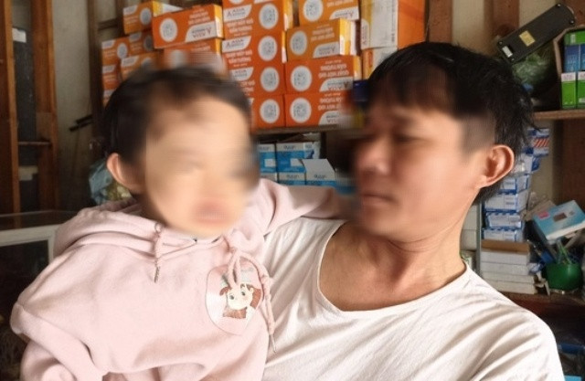 Be gai hon 2 tuoi bi xit hoi cay vao mat